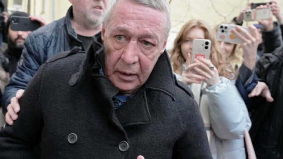 Михаила Ефремова преследуют папарацци: после освобождения из колонии они следят за каждым его шагом — просто ад Михаила Ефремова преследуют папарацци: после освобождения из колонии они следят за каждым его шагом — просто ад