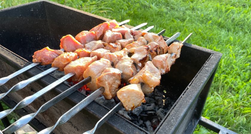 Вот как грузины маринуют мясо для шашлыка - забудьте об уксусе, майонезе и соевом соусе. Аж тает во рту