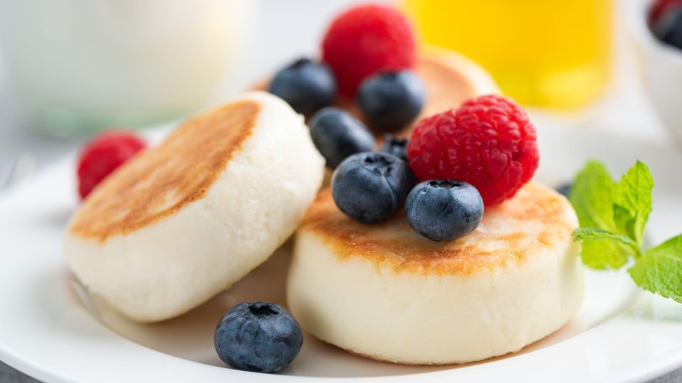 Пышных сырников можете не ждать: эти три ошибки делают их плоскими и невкусными