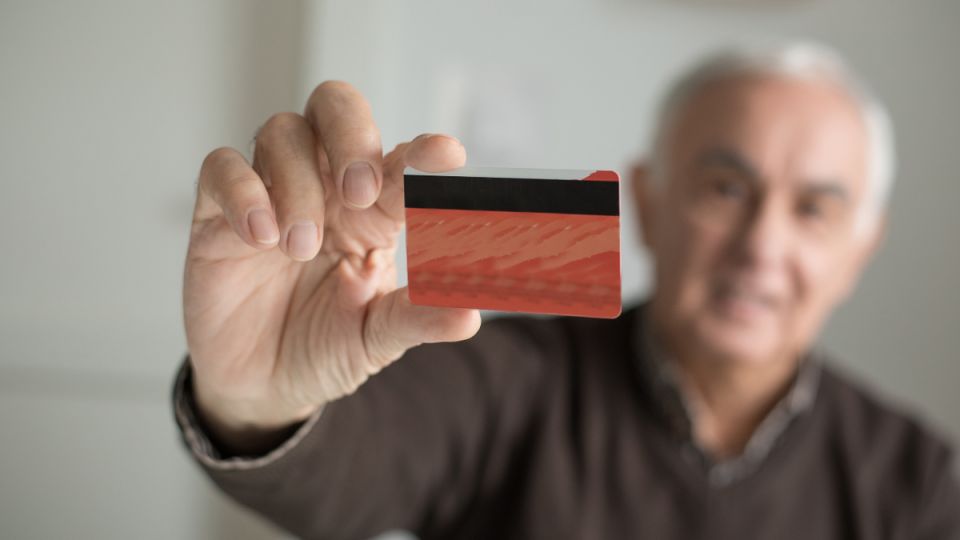 Что нужно знать пенсионерам о получении выплат на банковскую карту в 2025 году