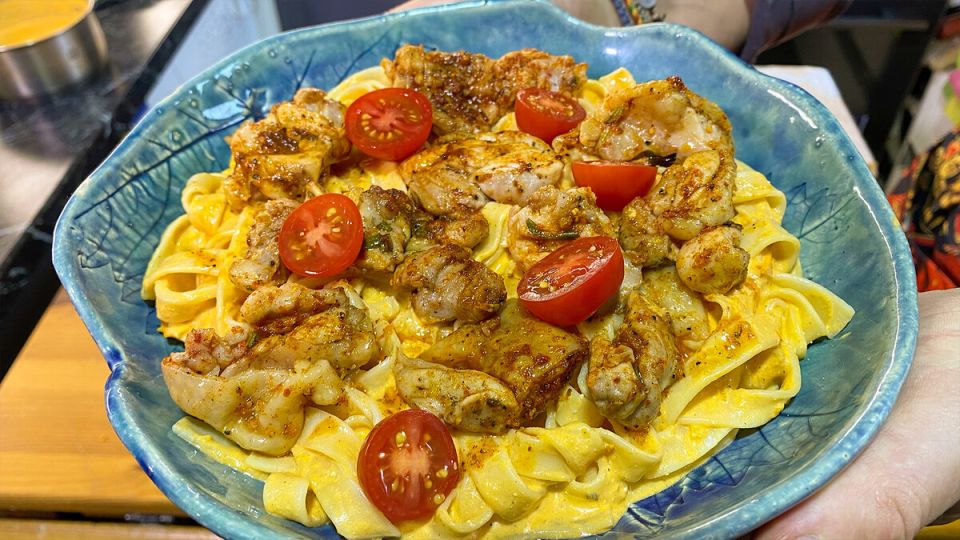 Необычный ужин за 20 минут: запеченные помидоры с курицей и сыром фета