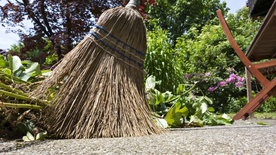 Полностью восстановите старый веник: эту простую хитрость знает не каждая