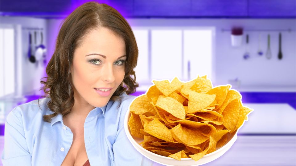Разлетится за 5 минут: аппетитная закуска к столу из чипсов без особых усилий