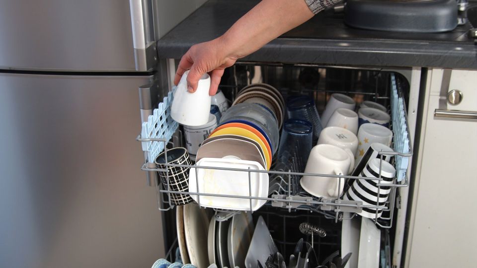 Вы зря не моете эти предметы в посудомоечной машине: в разы быстрее и проще