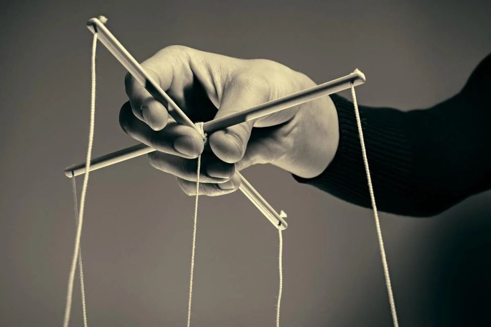 Как распознать манипулятора: 10 фраз, которые должны насторожить