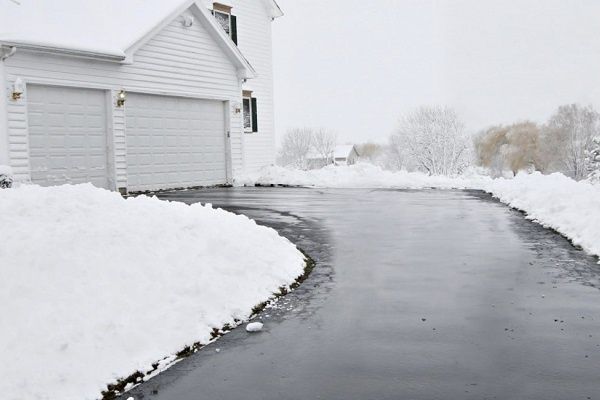 Зимняя капель: как справиться с наледью у дома без вредных химикатов