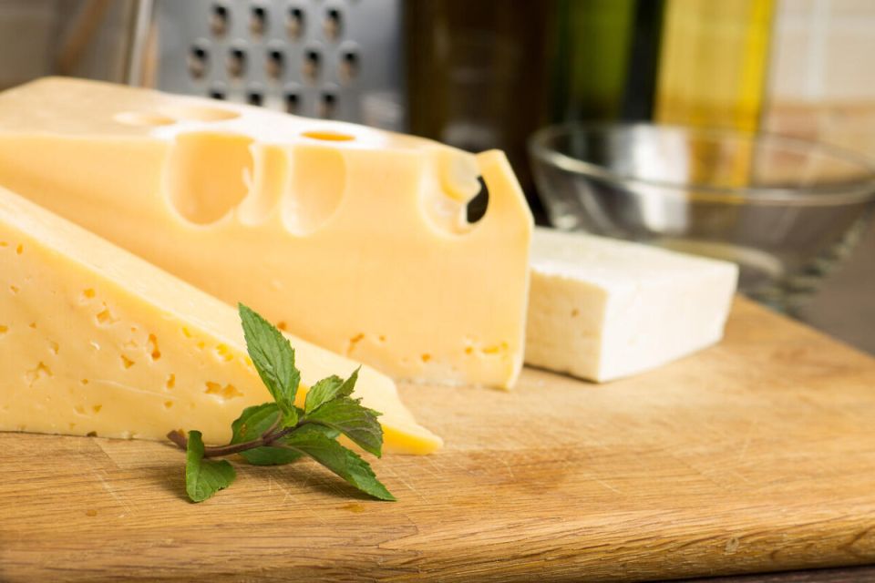 Как правильно хранить сыр в холодильнике, чтобы он не терял свежесть и вкус