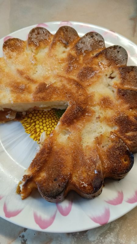 Шарлотка с карамельной корочкой: как превратить обычный пирог в кулинарный шедевр