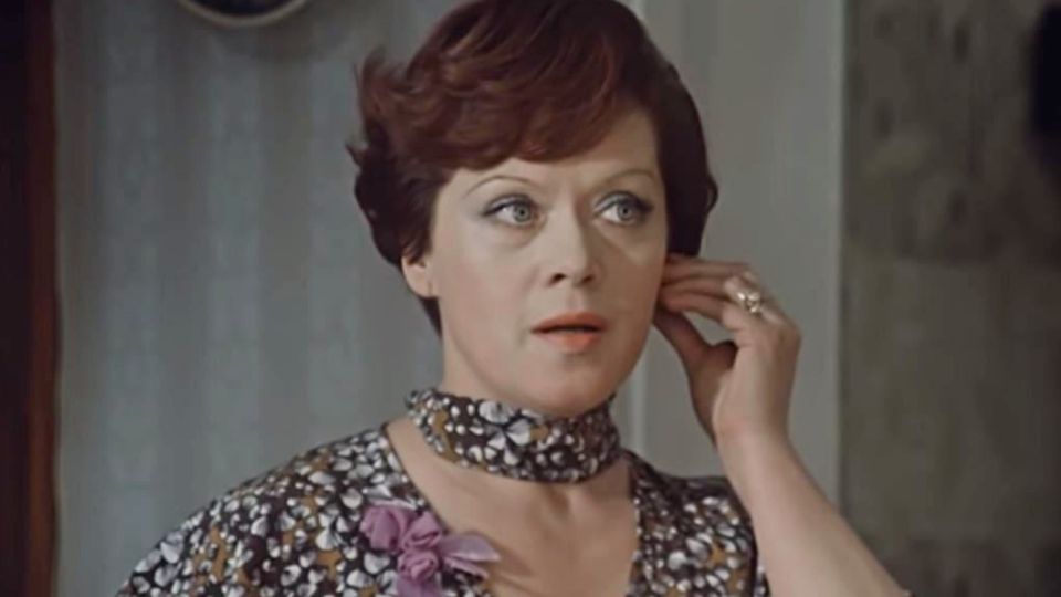 Елочные игрушки, раскаленная отвертка и пиво: беспощадные бьюти-практики советских женщин