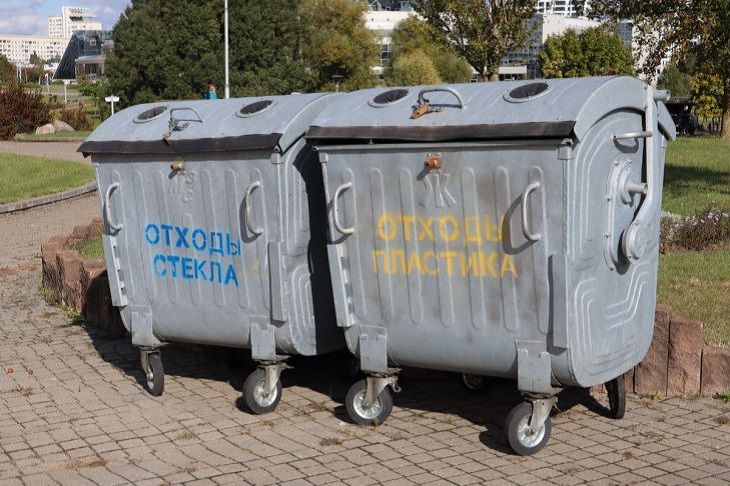 Отравляют воздух: эти опасные отходы многие россияне годами хранят в кладовке