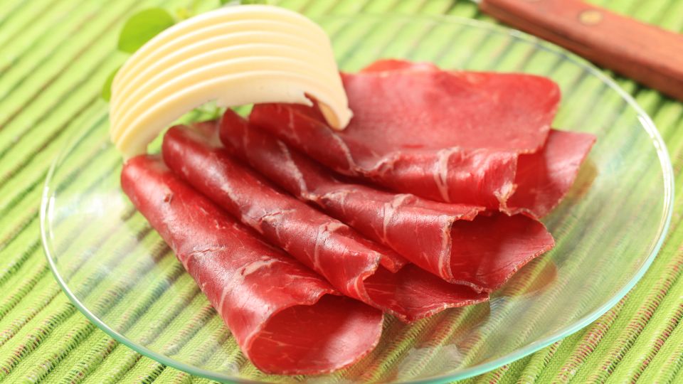 Похрустеть вместо чипсов: рецепт сытной и полезной мясной закуски от шефа