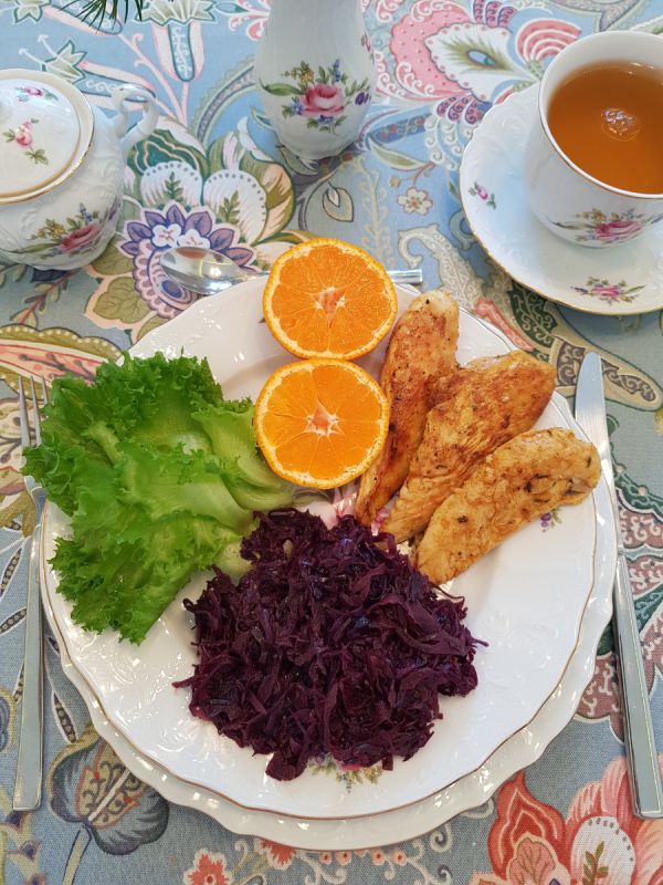 Куриная грудка с тушеной красной капустой