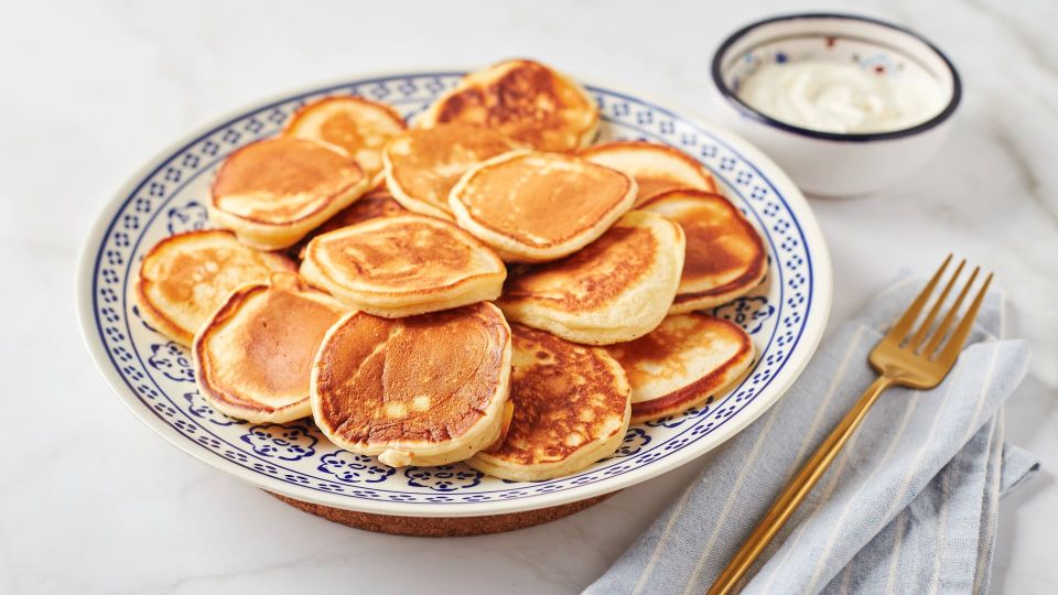 Мудрые хозяйки оладьи на кефире больше не делают: его заменили другим напитком