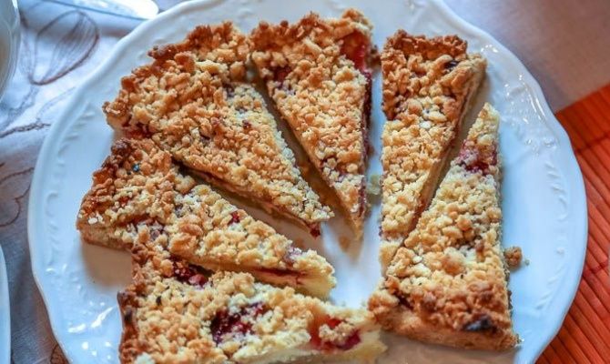 Искусство приготовления рассыпчатого пирога с творогом и клубникой
