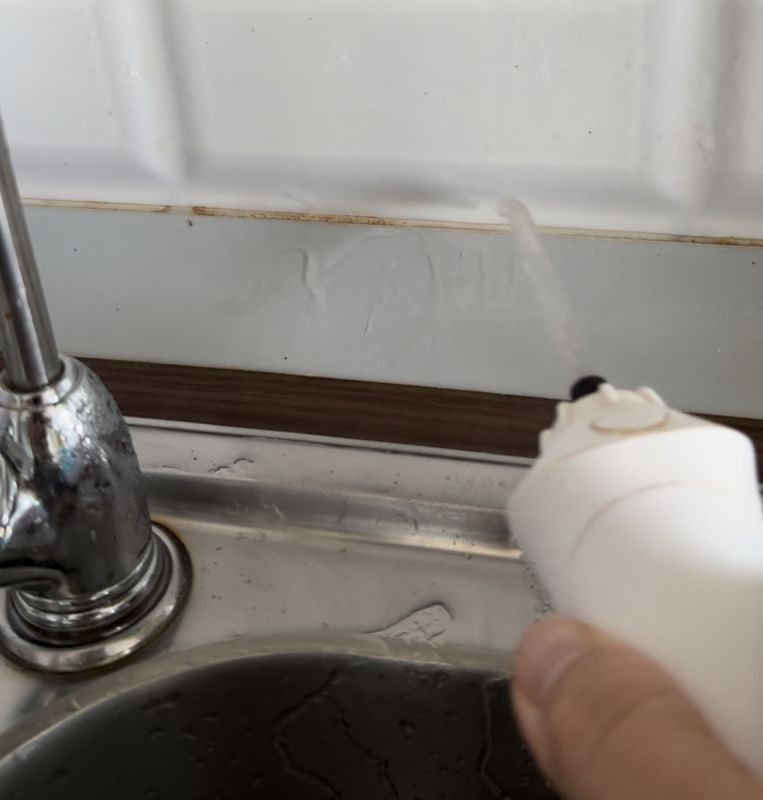 Необычные способы очистки труднодоступных мест на кухне с помощью ирригатора