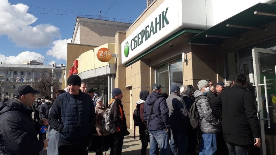 История с депозитами: зачем россияне массово забирают свои деньги?