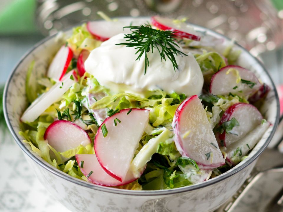 Пробуждение весны на тарелке: три свежих салата с редиской