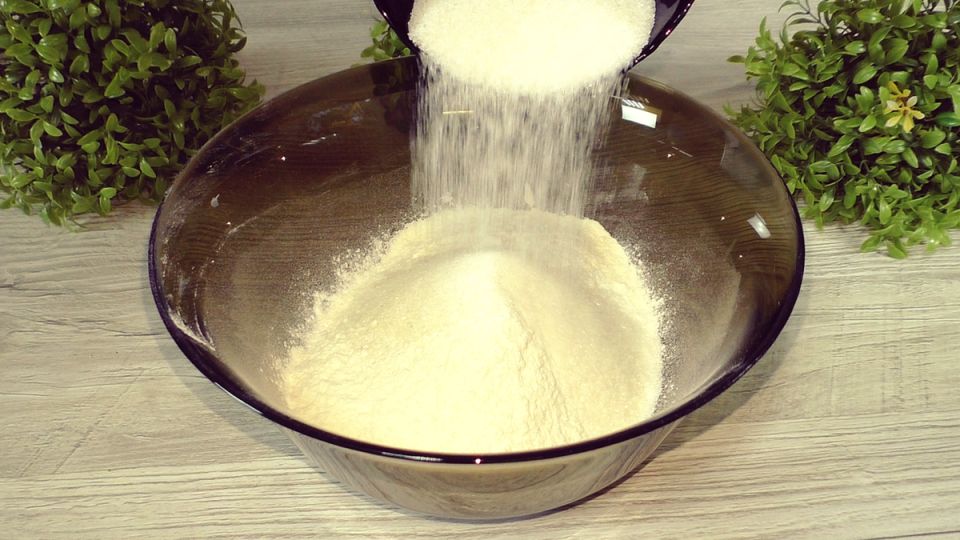 Летний пирог с ягодами и сметанным кремом: отличный выбор для любого стола