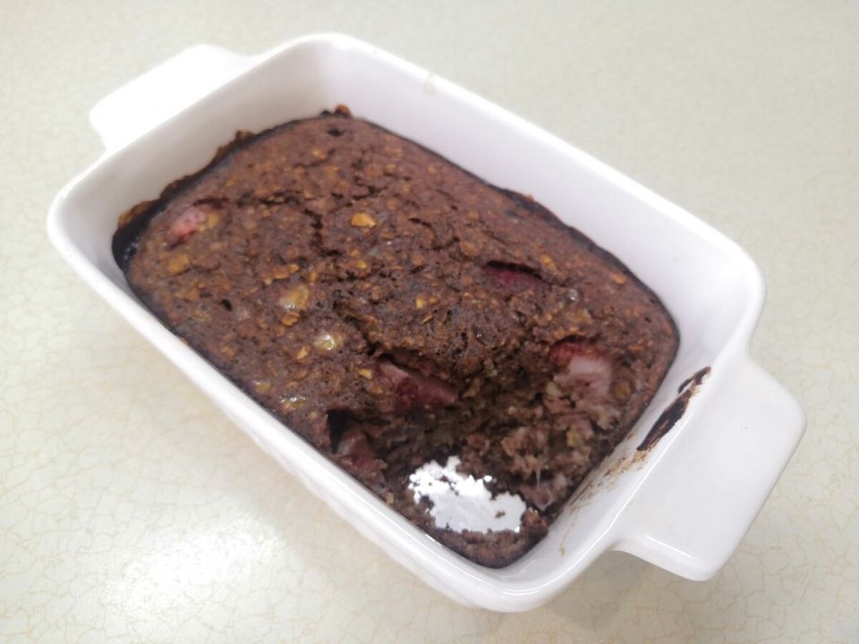 Запеченная шоколадная овсянка с ягодами: идеальный завтрак для любителей сладкого