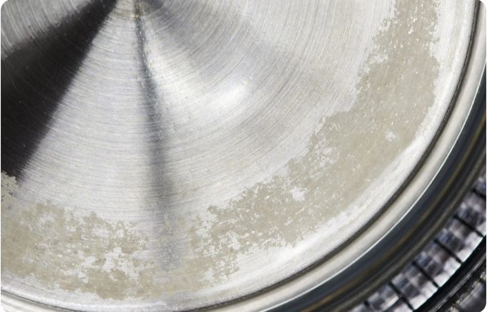 Накипь в чайнике: что скрывает этот белый налет?