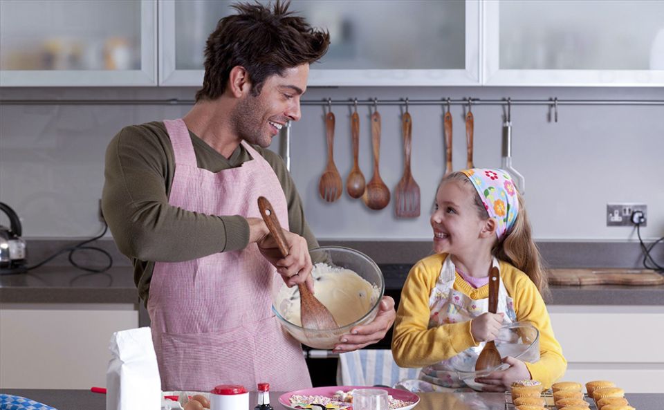 Как мужчины действительно могут помочь по дому: разбор современных пап