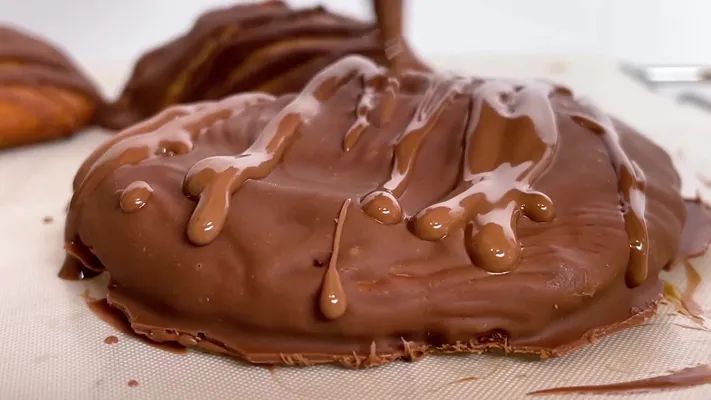 Кето десерт: как приготовить печенье с арахисовой пастой и шоколадом