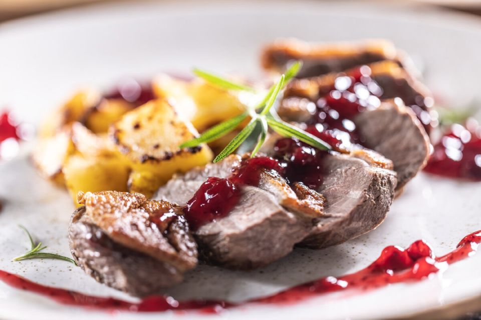 Изысканная утка в клюквенном соусе с яблочным пюре и жареным картофелем