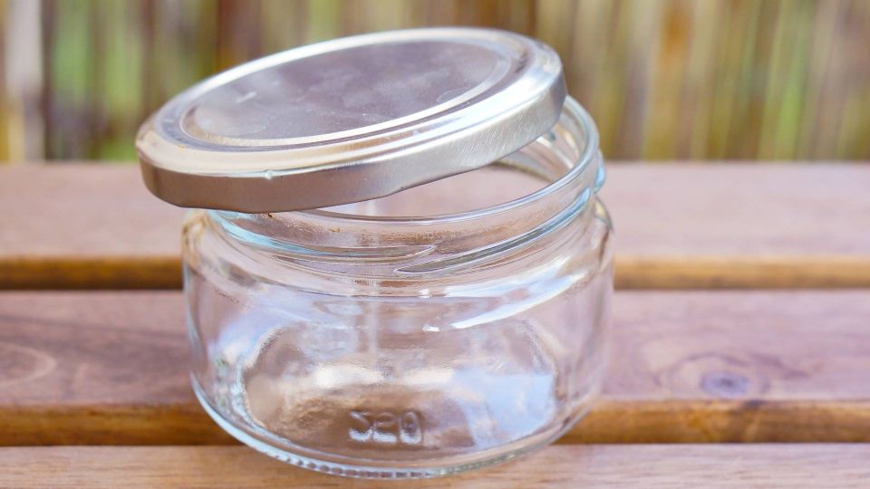 Этот способ поможет без труда открыть самую тугую крышку: мужа звать на помощь не придется