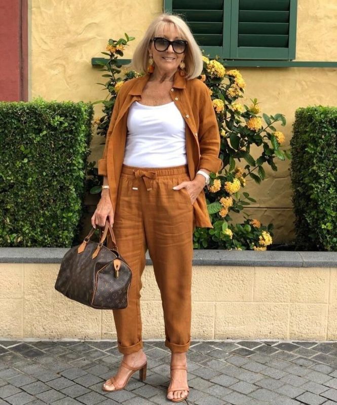 Коричневый цвет – символ стиля для зрелых женщин