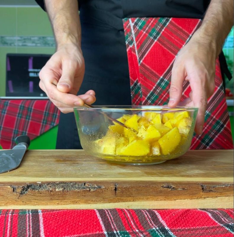 Новый взгляд на шпроты: салат, который покорит любой стол