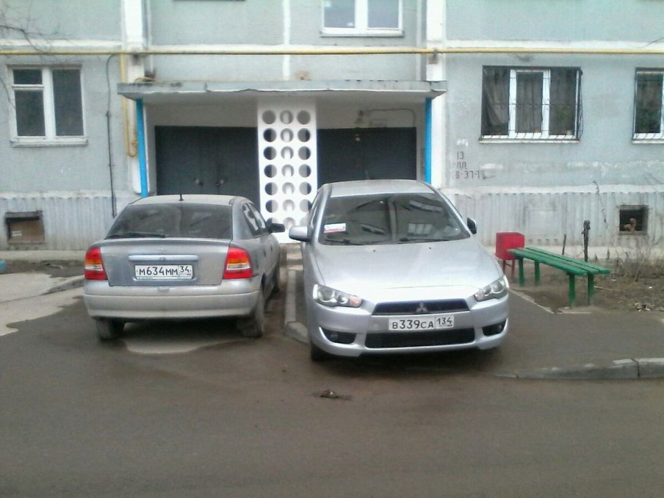 Запрет на парковку под окнами: новая практика в решении конфликтов соседей