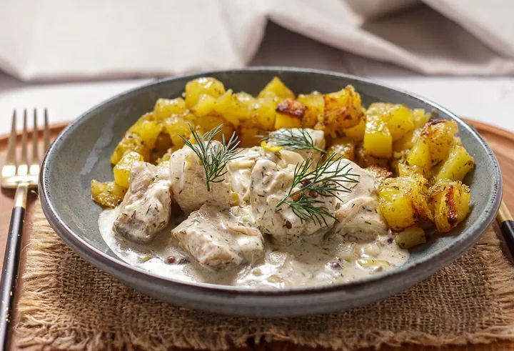 Завораживающая тушёная рыба в сметанном соусе