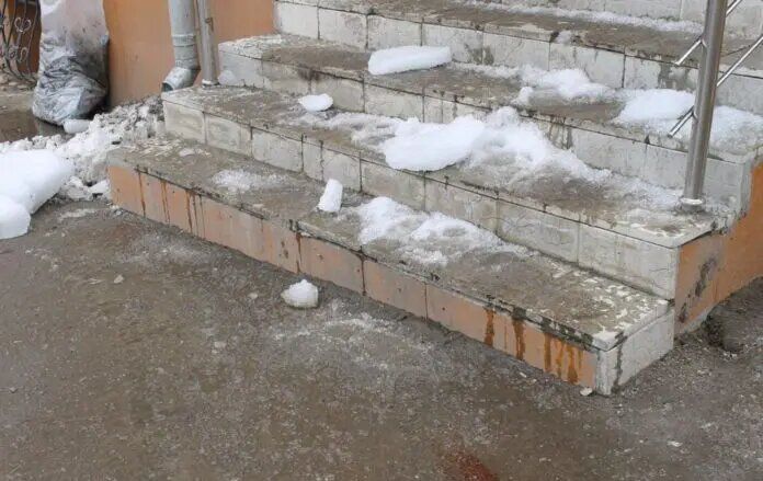 Как защитить крыльцо от зимнего гололеда с помощью доступных материалов