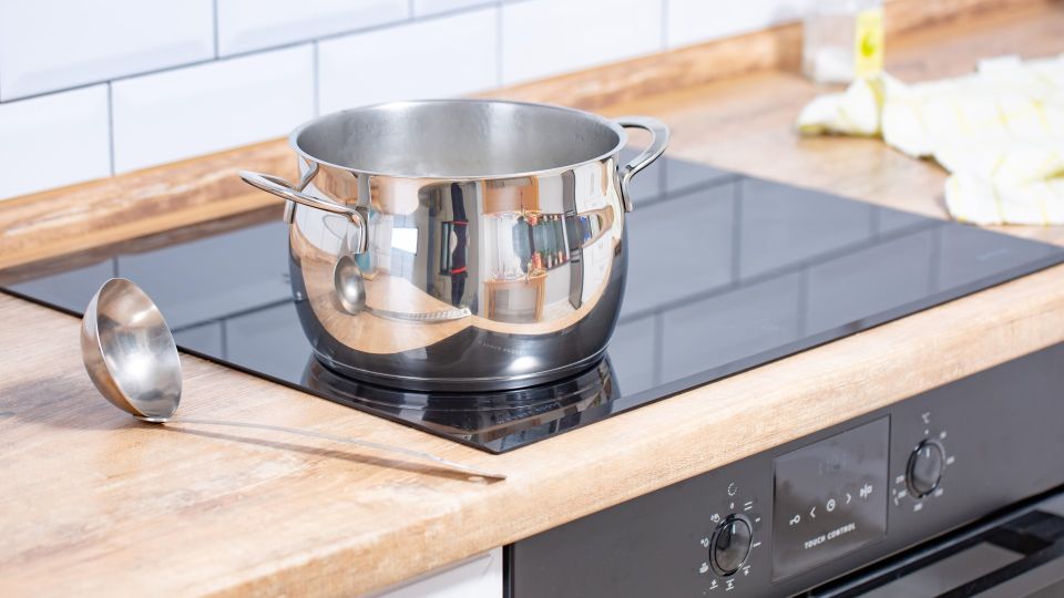 Этот продукт вмиг испортит алюминиевую кастрюлю: останется только выкинуть