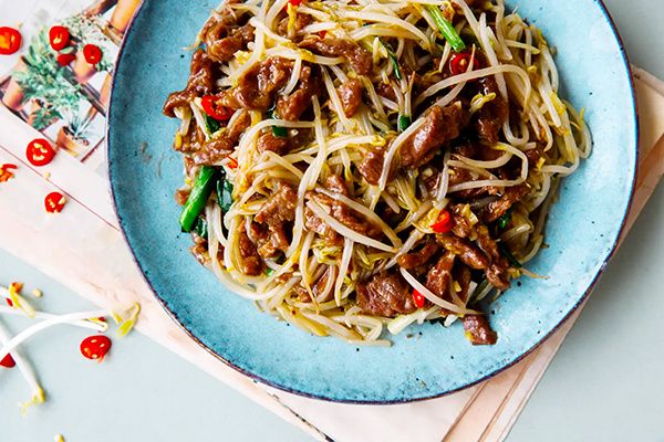 Погружение в мир китайской кухни: жареные ростки бобов с мясом за считанные минуты