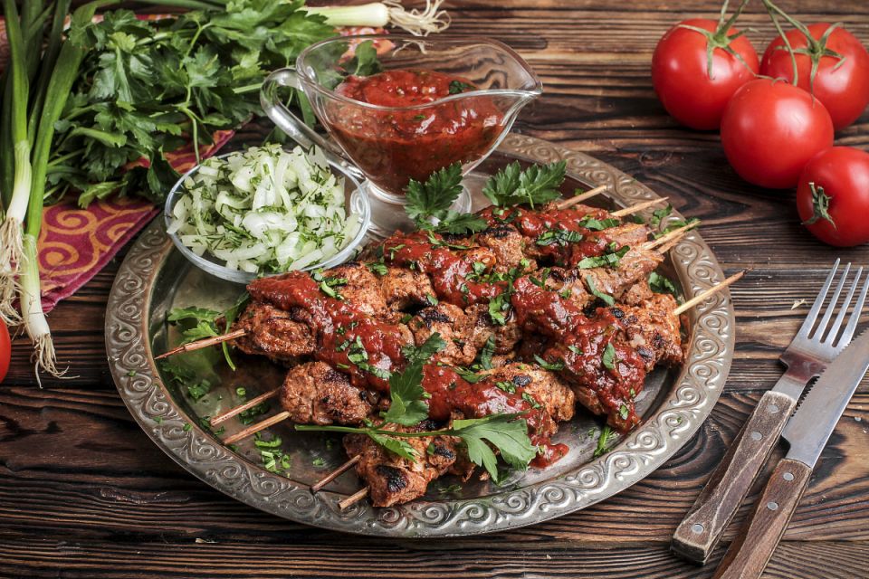 Шашлык по-грузински: бокал веселья и вкус домашней аджики