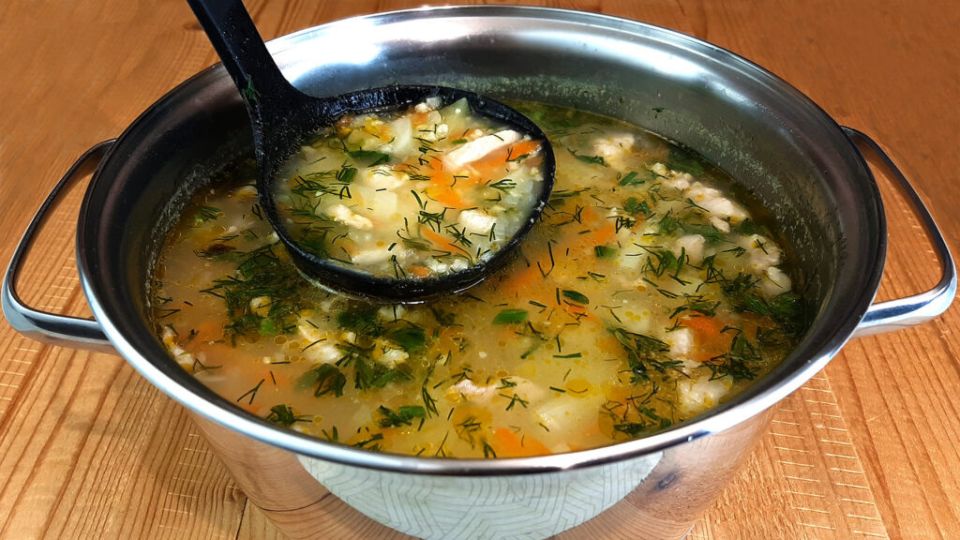 На столе — вкусный суп с пшеном: откройте для себя Кулеш