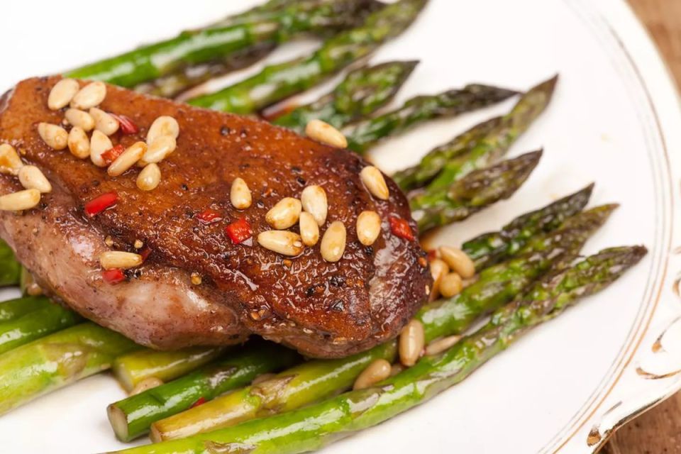 Непревзойденная утка: невероятный рецепт грудок со спаржей от Гордона Рамзи
