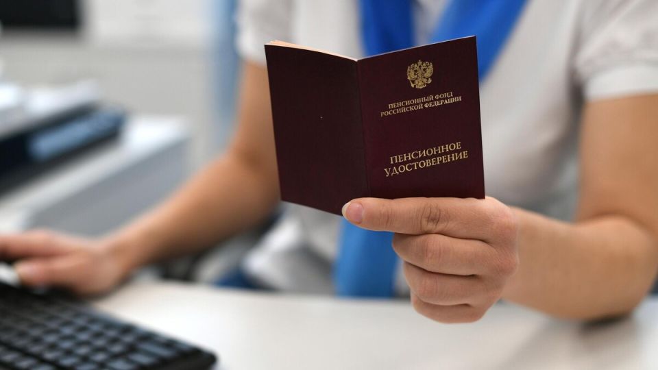 Депутаты выступают за увеличение пенсии на уход до 27 тысяч рублей: кого это затронет?