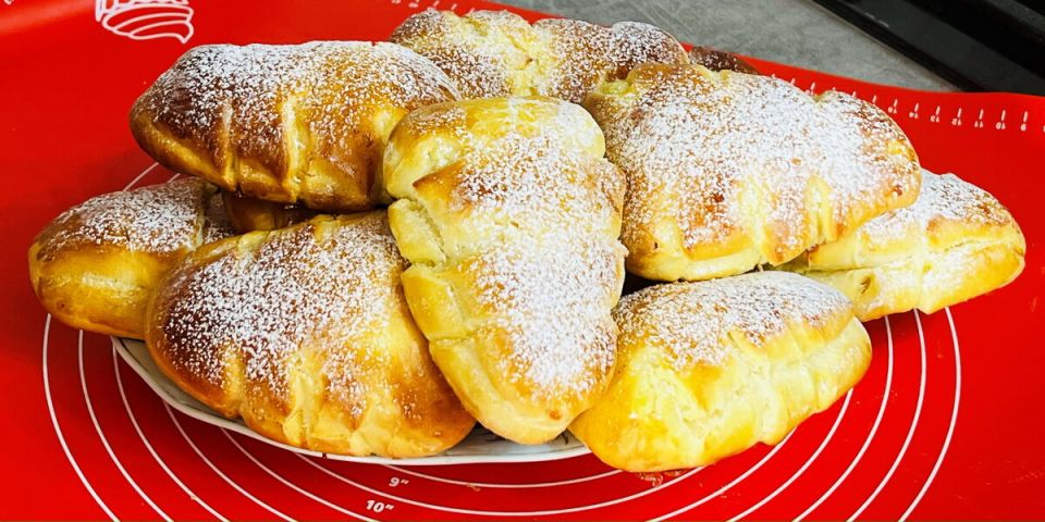 Простая и вкусная выпечка: идеальные булочки с творожной начинкой для чая