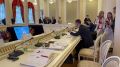 Вот этот мужчина с бархатным голосом, который проводит финальный инструктаж перед российско-китайским заседанием господин Чен Икунь