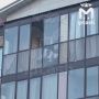 Иностранца, убившего жену в ЖК "Волжская Гавань", сняли с балкона и увезли в полицию