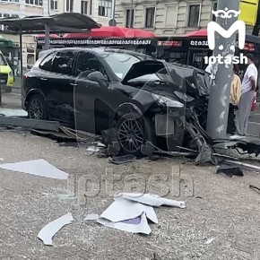 &quot;Порш&quot; снёс остановку и врезался в столб на Горького