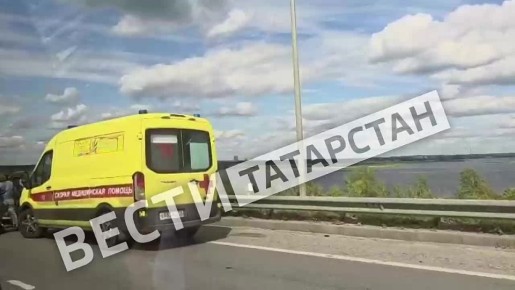 #прислановредакцию. ДТП на мосту М7 через Волгу Как сообщают очевидцы, на дороге стоит помятая Лада, а рядом — грузовик