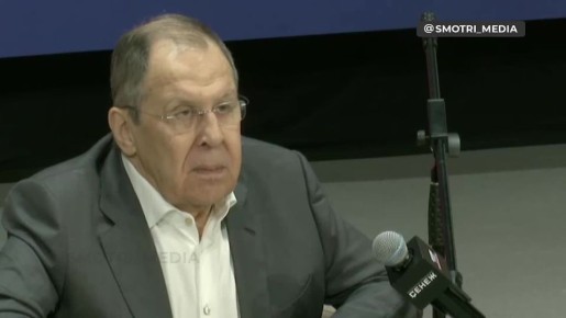Я решил, что она кокетничает и сказал, что скоро выйбу покурить — Лавров о девушке, которая наступила ему на ногу во время саммита БРИКС в Казани