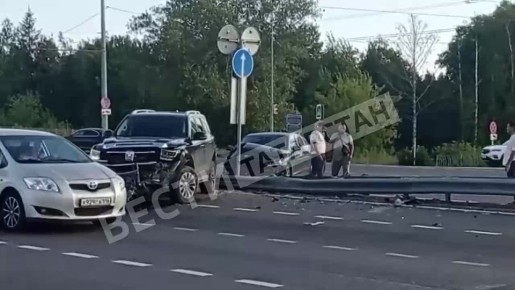 #прислановредакцию. Рядом с центром семьи Казан произошло ДТП Из-за аварии на Ленинской дамбе образовывается пробка Стали очевидцем события? Присылайте кадры в наш бот