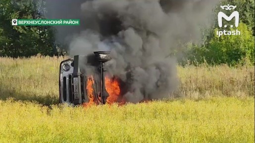 УАЗ горит в поле между селом Янга-Болгар и деревней Матюшино