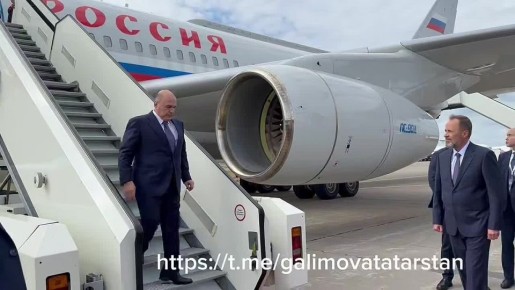 В международном аэропорту Казани им.Г.Тукая главу Правительства России встречали полномочный представитель Президента РФ в ПФО Игорь Комаров и Раис Татарстана Рустам Минниханов