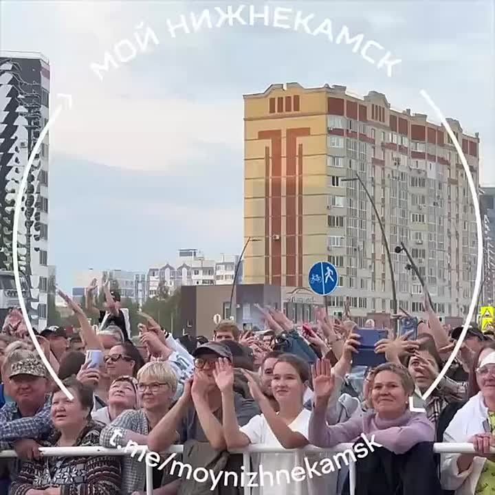           ,        !
