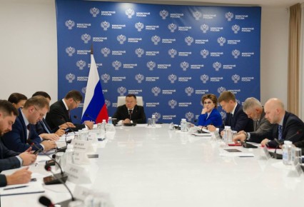 В Минстрое России под председательством Министра строительства и ЖКХ РФ Ирека Файзуллина прошло еженедельное совместное совещание с регионами и главными распорядителями бюджетных средств (ГРБС)